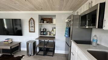 Réfrigérateur, micro-ondes, plaque de cuisson, cafetiÚre/bouilloire