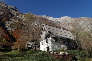 Hus - 2 sovrum - terrass | Boendets fasad