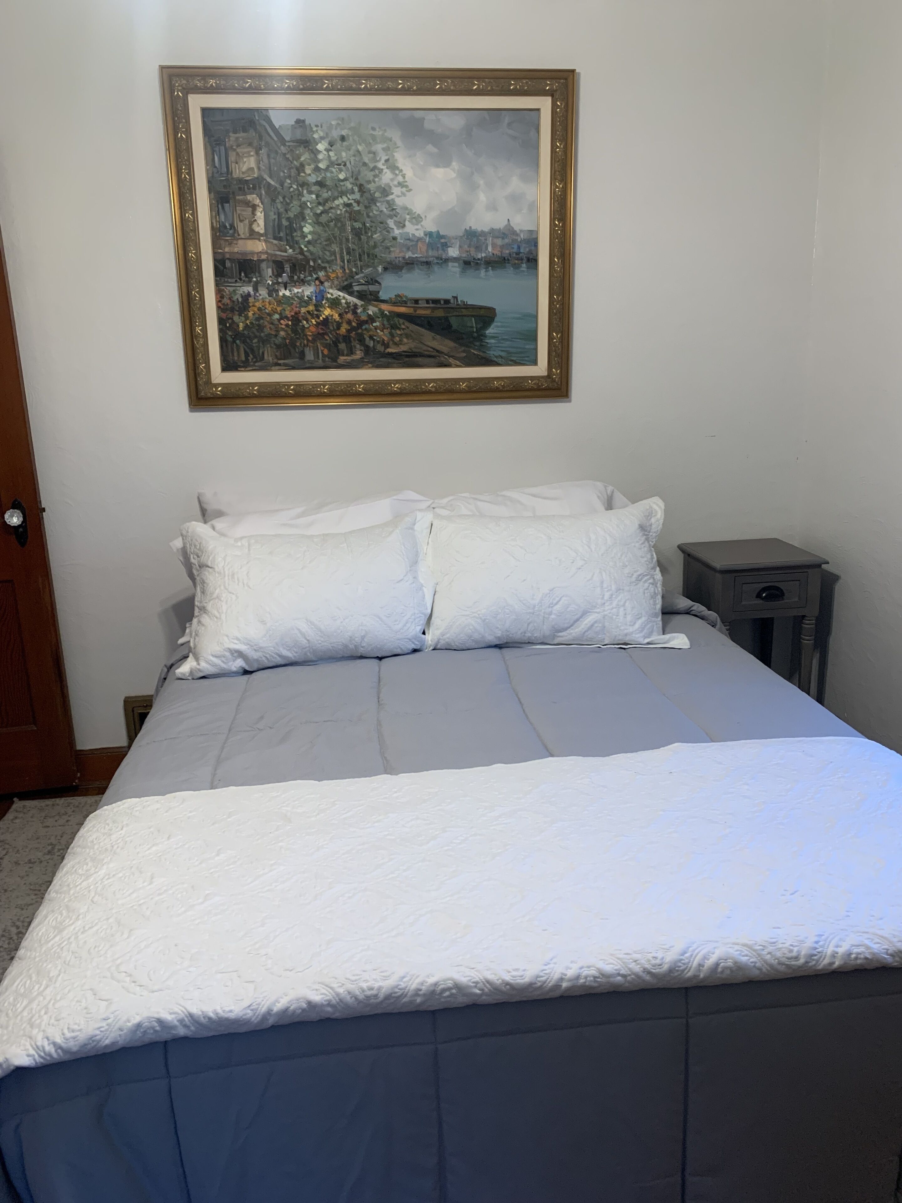 3 室のベッドルーム、WiFi (無料)、ベッドシーツ