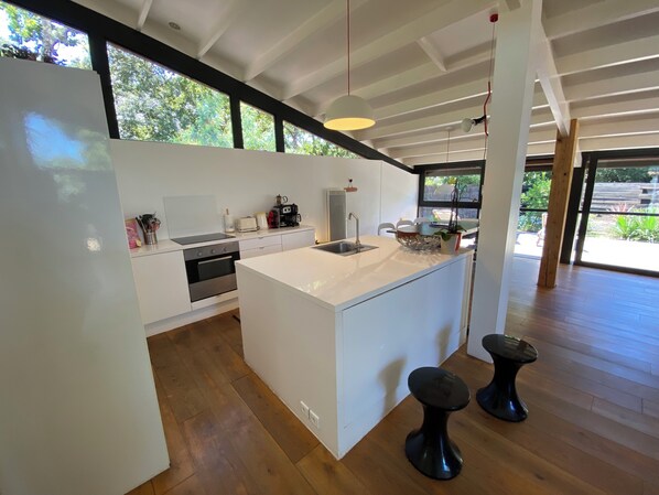 Køleskab, mikrobølgeovn, ovn, kogeplade