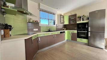 Een koelkast, een microgolfoven, een oven, een vaatwasser