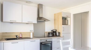 Kühlschrank, Mikrowelle, Ofen, Geschirrspüler