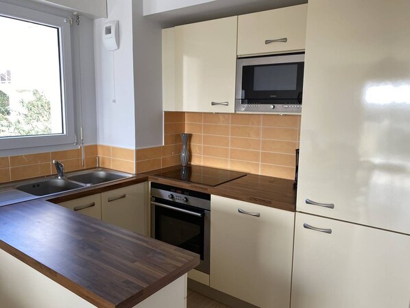 Refrigerador, microondas, horno y lavavajillas 