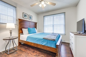 4 bedrooms, desk, iron/ironing board, Internet