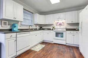 Fridge, microwave, stovetop, dishwasher - Chatom Retreat w/ Furnished Deck & Wooded Views! (Chatom)