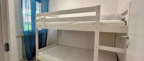 2 bedrooms, iron/ironing board, WiFi