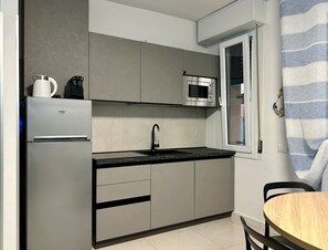Fridge, microwave, stovetop, dishwasher - Appartamento Conchiglia -Immobili e Soluzioni Rent (Lido Adriano)
