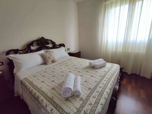 1 habitación, tabla de planchar con plancha, cuna de viaje y wifi 