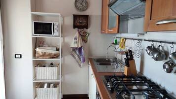 Frigorifero, microonde, forno, piano cottura
