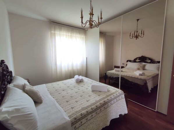 1 chambre, fer et planche à repasser, lit parapluie, Wi-Fi