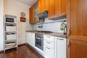 Réfrigérateur, four à micro-ondes, un four, surface de cuisson