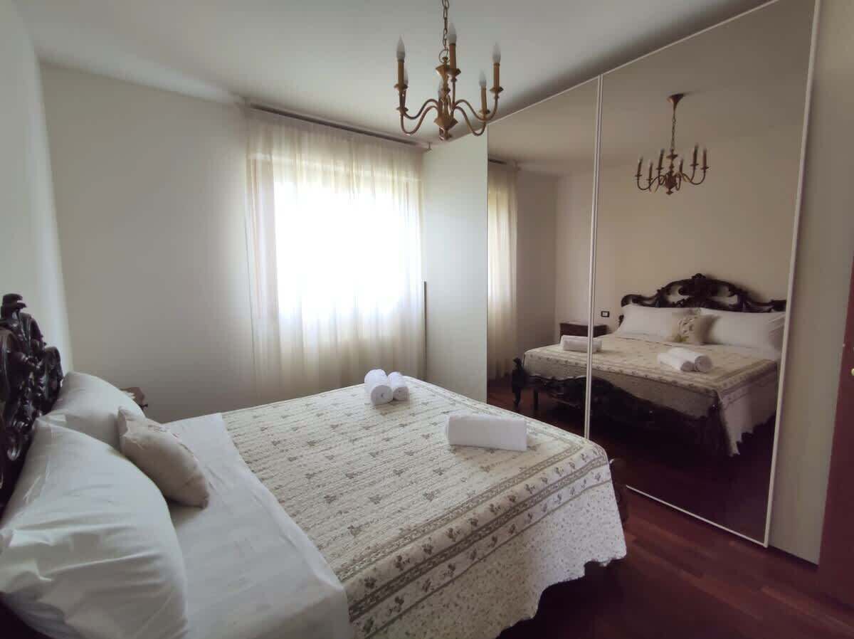 1 chambre, fer et planche à repasser, lit parapluie, Wi-Fi