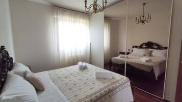 1 dormitorio, tabla de planchar con plancha, cuna de viaje y wifi