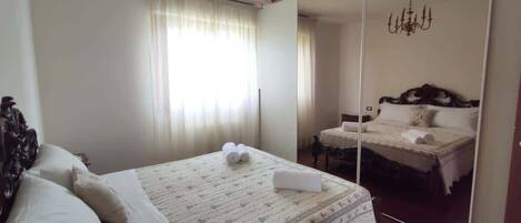 1 bedroom, iron/ironing board, travel cot, WiFi