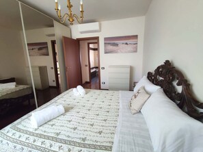 1 habitación, tabla de planchar con plancha, cuna de viaje y wifi 