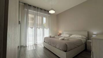 Een strijkplank/strijkijzer, reisbedje, wifi, beddengoed