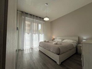 1 habitación, tabla de planchar con plancha, cuna de viaje y wifi 