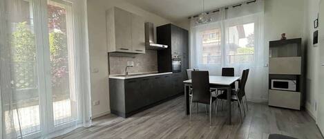 Kühlschrank, Mikrowelle, Ofen, Herdplatte