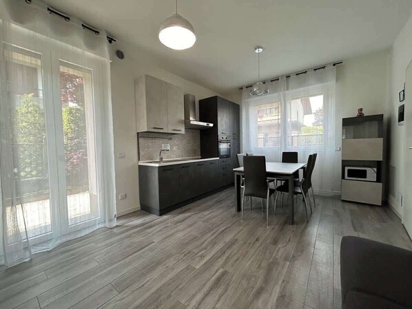 ثلاجة، ميكروويف، فرن، موقد طهي مسطح