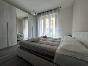 مكواة/لوح كي وسرير سفر وواي فاي وملاءات أسرّة