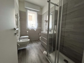 Douche, sèche-cheveux, serviettes fournies
