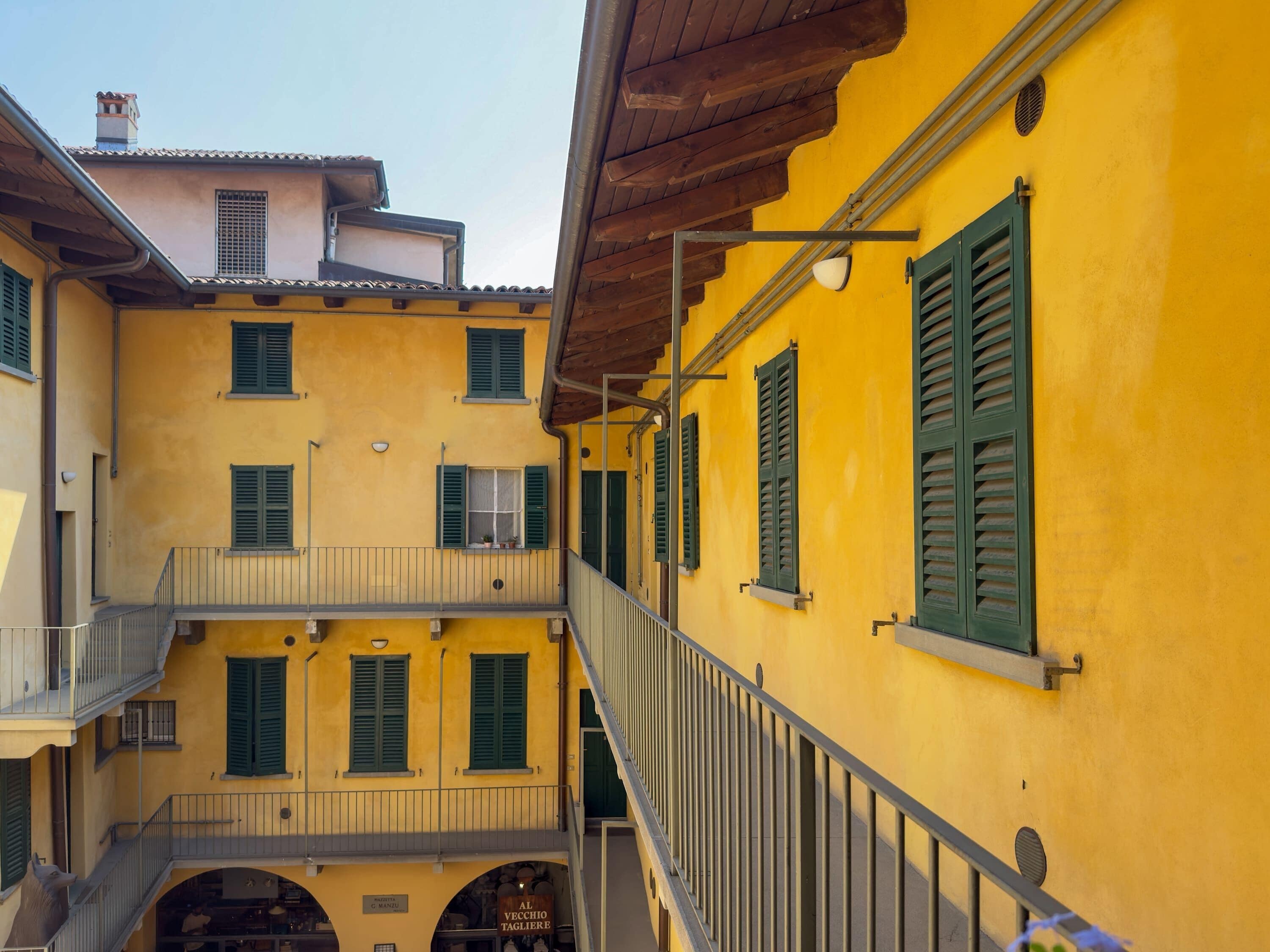 Un edificio a più piani con balconi e facciata gialla.