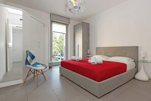 1 quarto, ferros/tábuas de passar roupa, berço de viagem