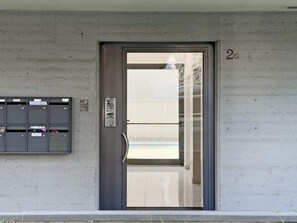 A modern door with a keypad lock, a mailbox with mail slots, and a number '2G' on the wall. - Vivaldi Home - Immobili e Soluzioni Rent (Bergamo)