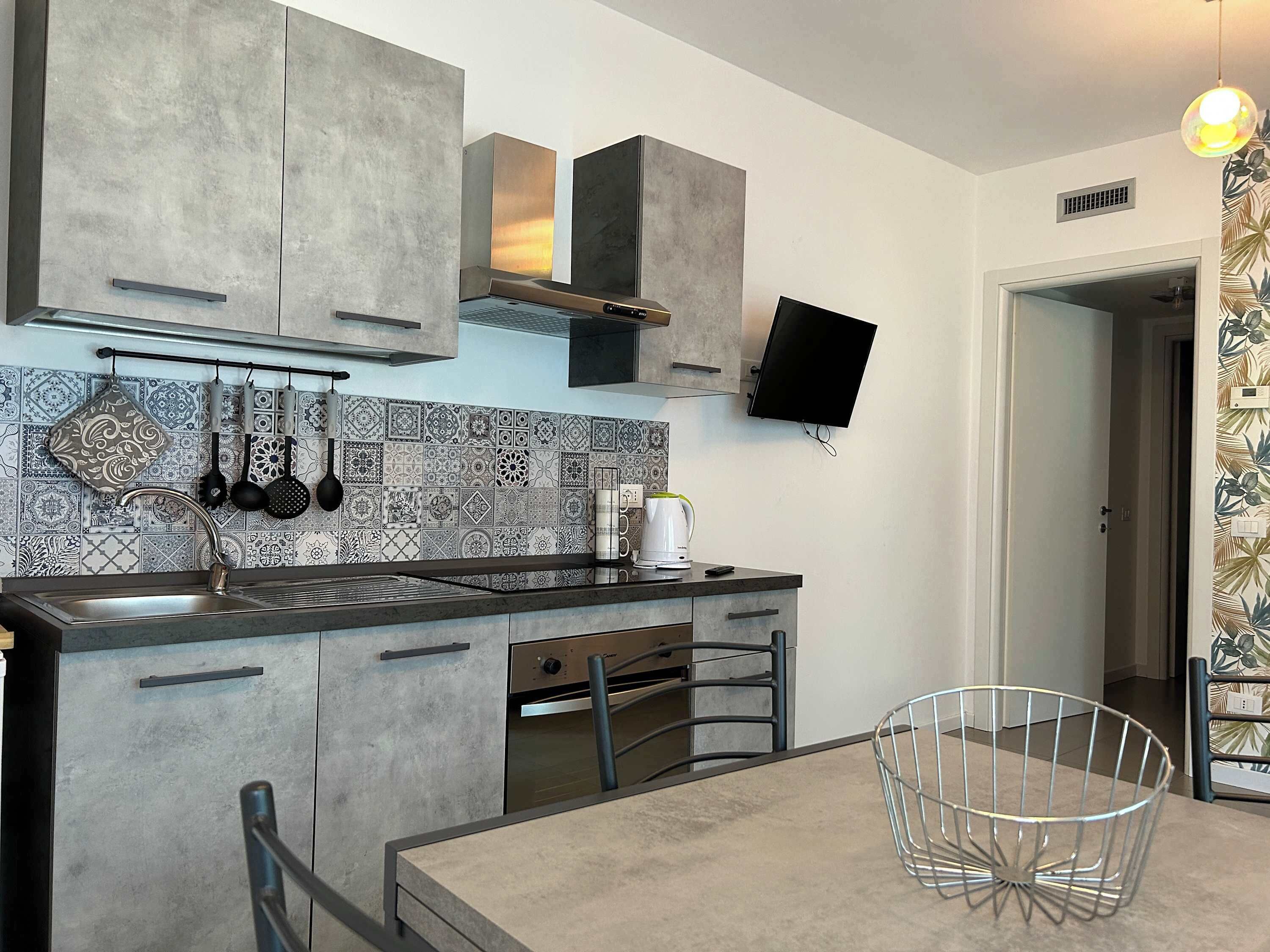 冷蔵庫、電子レンジ、オーブン、コンロ