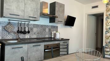 Kühlschrank, Mikrowelle, Ofen, Herdplatte