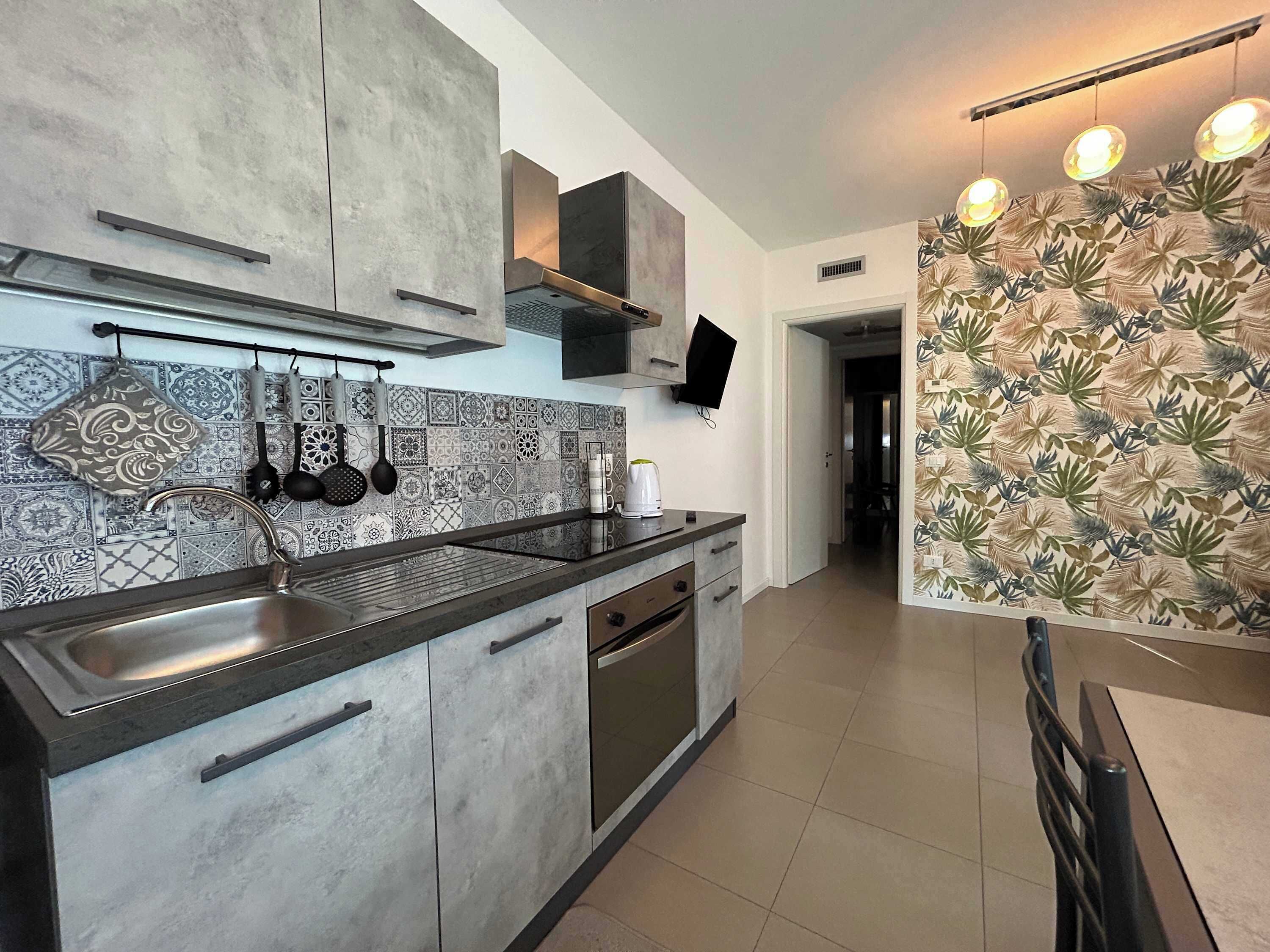 冷蔵庫、電子レンジ、オーブン、コンロ