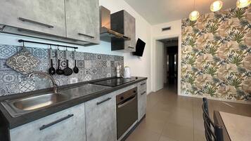 Kühlschrank, Mikrowelle, Ofen, Herdplatte