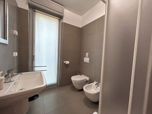 Shower, hair dryer, towels - Vivaldi Home - Immobili e Soluzioni Rent (Bergamo)