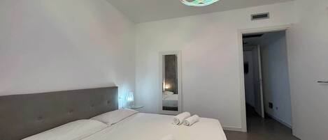 Fer et planche à repasser, lit parapluie, Wi-Fi gratuit, draps fournis