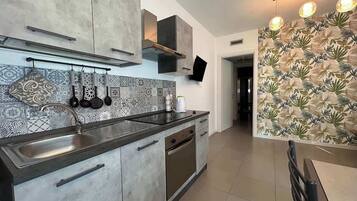 Réfrigérateur, micro-ondes, four, plaque de cuisson