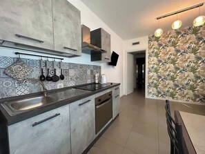 Kühlschrank, Mikrowelle, Ofen, Herdplatte