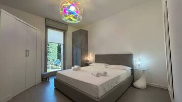 BĂŒgeleisen/BĂŒgelbrett, Reisekinderbett, kostenloses WLAN, BettwĂ€sche