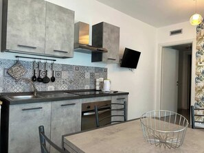 Refrigerador, horno, placa de cocina, utensilios de cocina