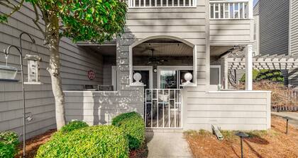 Quaint and Cozy Lake Norman Condo Lakefront Walkable Dogs Ok