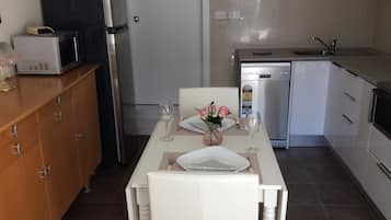 Køleskab, mikrobølgeovn, ovn, kogeplade