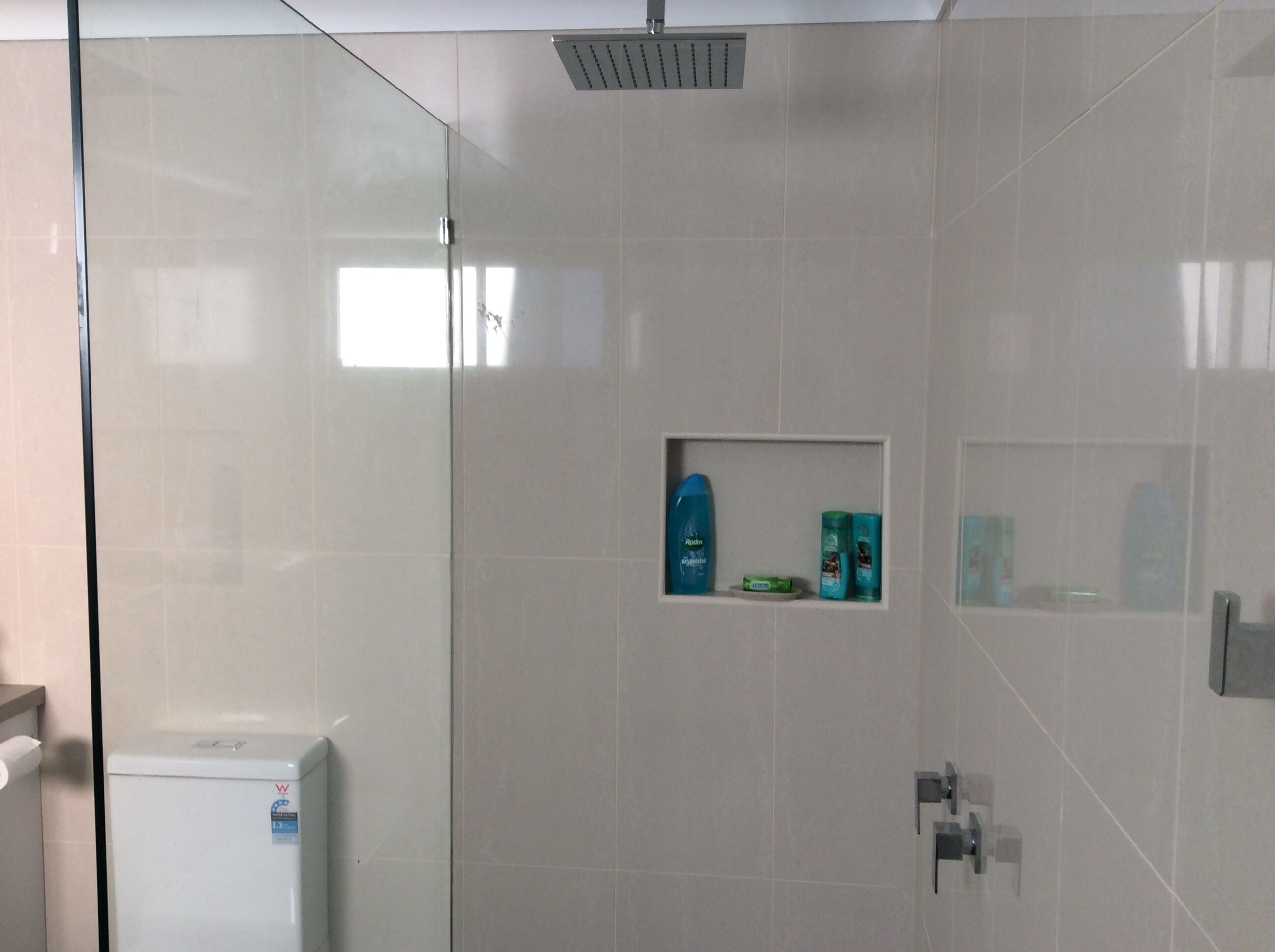 Douche, sèche-cheveux, serviettes fournies, savon