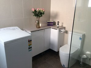 Een douche, een haardroger, handdoeken, zeep