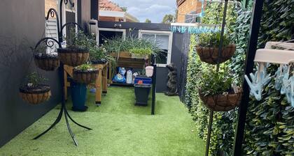 Stylish, close to Airport and St George Hospital