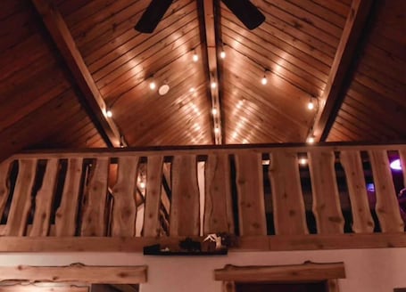 Interior. Elk Track Cabin, a Secluded 2-bedroom cabin with WiFi, AC in serene Randle