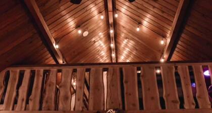 Elk Track Cabin, a Secluded 2-bedroom cabin with WiFi, AC in serene Randle