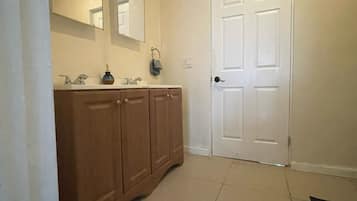 Asrama Umum | Kamar mandi