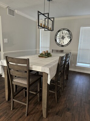 Dining - The Misty Lodge (Converse)