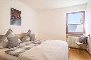 1 slaapkamer, een strijkplank/strijkijzer, gratis wifi, beddengoed