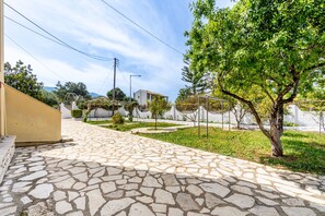 Property grounds - Apartment 'Lotus 4' with Shared Terrace, Wi-Fi and Air Conditioning (Corfu)