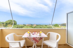 Outdoor dining - Apartment 'Lotus 4' with Shared Terrace, Wi-Fi and Air Conditioning (Corfu)